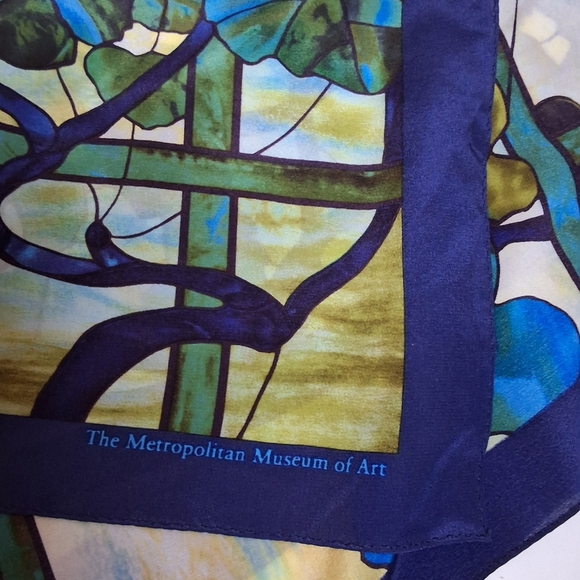 Louis Comfort Tiffany Stained Glass Metropolitan Museum Silk Scarf NWT - Picture 13 of 14